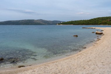 Hırvatistan 'da Temiz Su ve Yamaçla Huzurlu Sahil Manzarası
