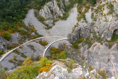 Mavi Göl 'ün Üzerinde Dönen Yürüyüş Yolu (Modro Jezero) Karst bataklığı, Imotski, Hırvatistan