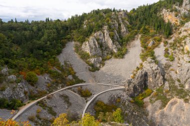 Mavi Göl 'ün Üzerinde Dönen Yürüyüş Yolu (Modro Jezero) Karst bataklığı, Imotski, Hırvatistan