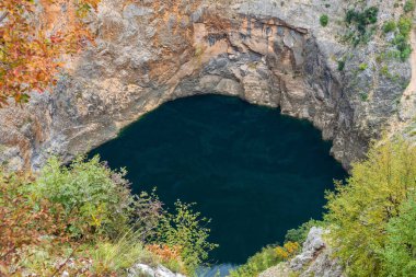 Hırvatistan 'ın Imotski kentinde Kızıl Göl (Crveno Jezero) Karst bataklığı