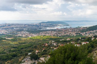 Hırvatistan 'ın Klis Kalesi' nden Bölünmüş ve Dalmaçyalı Yerleşkesi Üzerine Panoramik Görünüm