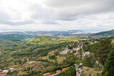 Hırvatistan 'ın Klis Kalesi' nden Bölünmüş ve Dalmaçyalı Yerleşkesi Üzerine Panoramik Görünüm
