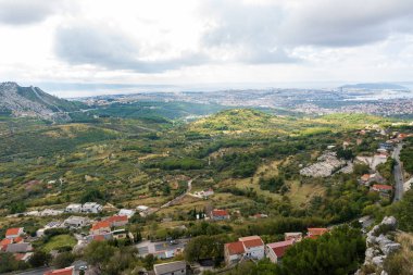 Hırvatistan 'ın Klis Kalesi' nden Bölünmüş ve Dalmaçyalı Yerleşkesi Üzerine Panoramik Görünüm