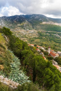 Hırvatistan 'ın Klis Kalesi' nden Bölünmüş ve Dalmaçyalı Yerleşkesi Üzerine Panoramik Görünüm