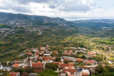 Hırvatistan 'ın Klis Kalesi' nden Bölünmüş ve Dalmaçyalı Yerleşkesi Üzerine Panoramik Görünüm