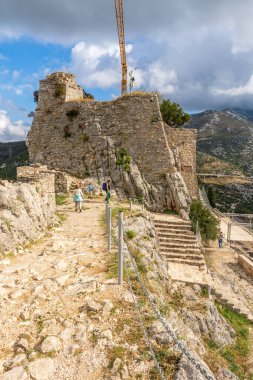 Hırvatistan - 10.22,2025: Hırvatistan 'ın Split yakınlarındaki Klis Kalesi, Tarihi Ortaçağ Kalesi