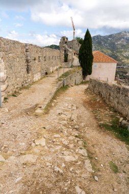 Hırvatistan - 10.22,2025: Hırvatistan 'ın Split yakınlarındaki Klis Kalesi, Tarihi Ortaçağ Kalesi