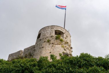 Hırvat Bayrağı ve Ortaçağ Kalesi Hırvatistan ile Klis Taş Kulesi 'nin Kalesi