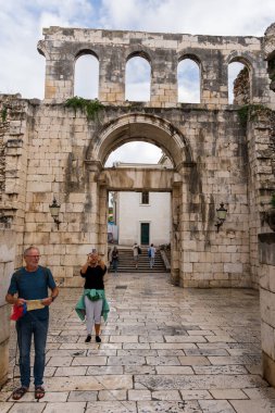 Krka Ulusal Parkı 'nda Huzurlu Nehir Şelaleleri, Hırvatistan Sonbahar Doğası