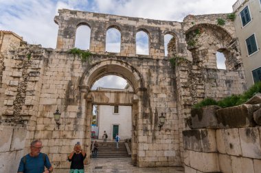 Krka Ulusal Parkı 'nda Huzurlu Nehir Şelaleleri, Hırvatistan Sonbahar Doğası