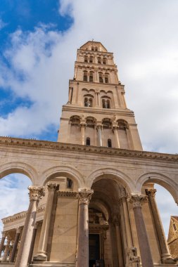 Krka Ulusal Parkı 'nda Huzurlu Nehir Şelaleleri, Hırvatistan Sonbahar Doğası