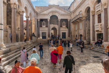 Krka Ulusal Parkı 'nda Huzurlu Nehir Şelaleleri, Hırvatistan Sonbahar Doğası