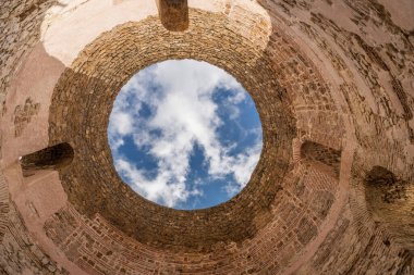 Krka Ulusal Parkı 'nda Huzurlu Nehir Şelaleleri, Hırvatistan Sonbahar Doğası