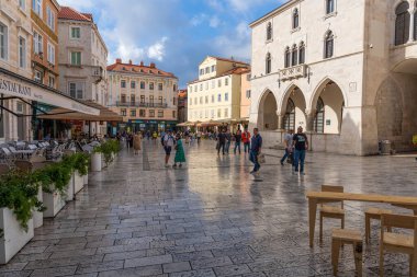 Krka Ulusal Parkı 'nda Huzurlu Nehir Şelaleleri, Hırvatistan Sonbahar Doğası