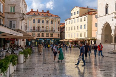 Krka Ulusal Parkı 'nda Huzurlu Nehir Şelaleleri, Hırvatistan Sonbahar Doğası