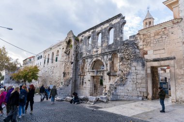 Krka Ulusal Parkı 'nda Huzurlu Nehir Şelaleleri, Hırvatistan Sonbahar Doğası