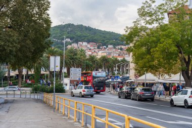 Split, Hırvatistan - 10.22.2025: Hırvatistan 'ın Split kentinde Turistlerle Şehir Sokak Sahnesi