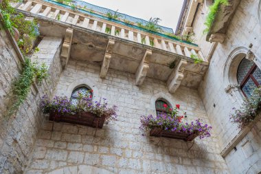 Hırvatistan 'ın Eski Trogir kentinde Çiçek Pencereli Taş Cephesi