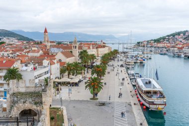 Trogir, Hırvatistan - 10.23.2025: Rıhtım Alanı ve Hırvatistan 'ın Eski Trogir Kenti