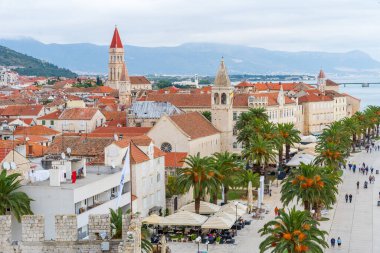 Krka Ulusal Parkı 'nda Huzurlu Nehir Şelaleleri, Hırvatistan Sonbahar Doğası