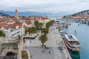 Trogir, Hırvatistan - 10.23.2025: Rıhtım Alanı ve Hırvatistan 'ın Eski Trogir Kenti