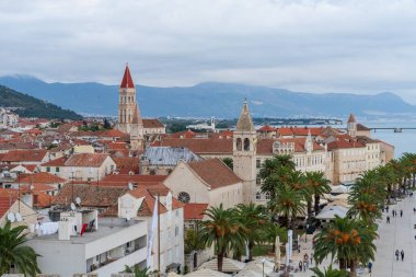 Krka Ulusal Parkı 'nda Huzurlu Nehir Şelaleleri, Hırvatistan Sonbahar Doğası