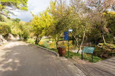 Krka, Hırvatistan - 10.23.2025: Hırvatistan 'ın Krka Ulusal Parkı' ndaki Tahta Tahta Kaldırımda Yürüyen Turistler