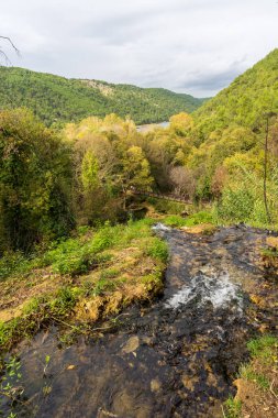 Krka Ulusal Parkı 'nda Huzurlu Nehir Şelaleleri, Hırvatistan Sonbahar Doğası