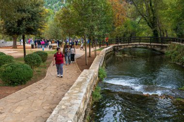 Krka, Hırvatistan - 10.23.2025: Krka Ulusal Parkı 'nda Yürüyen Turistler, Hırvatistan