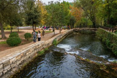 Krka, Hırvatistan - 10.23.2025: Hırvatistan 'ın Krka Ulusal Parkı' ndaki Tahta Tahta Kaldırımda Yürüyen Turistler