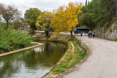 Krka, Hırvatistan - 10.23.2025: Hırvatistan 'ın Krka Ulusal Parkı' ndaki Tahta Tahta Kaldırımda Yürüyen Turistler