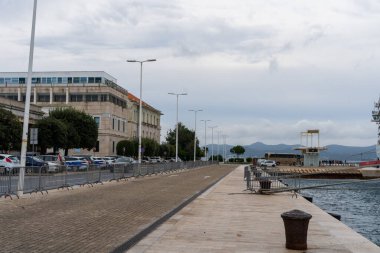 Hırvatistan 'ın Zadar kenti - 10.23.2025: Adriyatik Denizi kıyısındaki Zadar Sahil Alanı boyunca Yürüyen İnsanlar