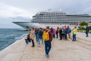 Hırvatistan 'ın Zadar kenti - 10.23.2025: Hırvatistan' ın Rıhtım Alanı 'nda Turistlerle birlikte Zadar Limanında Gemi Gezisi