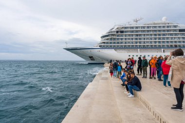 Hırvatistan 'ın Zadar kenti - 10.23.2025: Hırvatistan' ın Rıhtım Alanı 'nda Turistlerle birlikte Zadar Limanında Gemi Gezisi