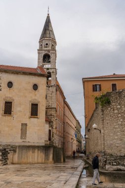 Zadar, Hırvatistan - 10.23.2025: Hırvatistan 'ın Zadar kentindeki St. Anastasia Katedrali' nin Çan Kulesi ve Eski Kent Caddesi