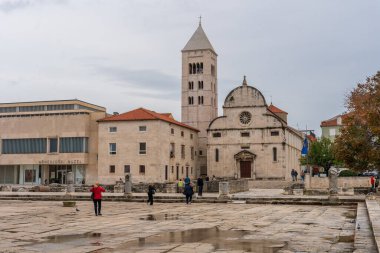 Zadar, Hırvatistan - 10.23.2025: Hırvatistan 'ın Zadar kentinde St. Donatus Kilisesi ve Roma Forumu