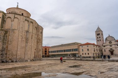Zadar, Hırvatistan - 10.23.2025: Hırvatistan 'ın Zadar kentinde St. Donatus Kilisesi ve Roma Forumu