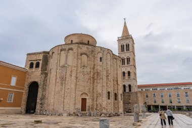 Zadar, Hırvatistan - 10.23.2025: Hırvatistan 'ın Zadar kentindeki St Donatus ve Bell Tower Kilisesi