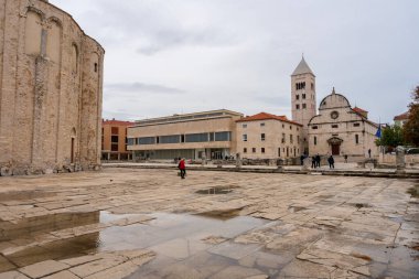 Zadar, Hırvatistan - 10.23.2025: Hırvatistan 'ın Zadar kentinde St. Donatus Kilisesi ve Roma Forumu