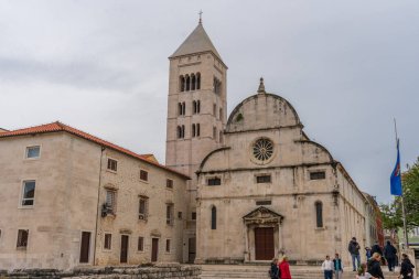 Zadar, Hırvatistan - 10.23.2025: Hırvatistan 'ın Zadar kentinde St. Donatus Kilisesi ve Roma Forumu