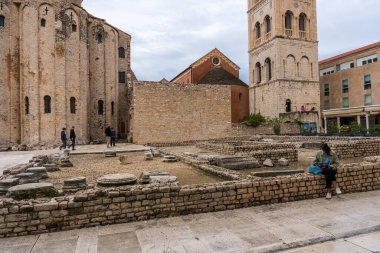 Zadar, Hırvatistan - 10.23.2025: Hırvatistan 'ın Zadar kentindeki Antik Roma Forumu Harabeleri ve Ortaçağ Kilise Mimarisi