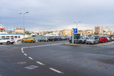 Zadar, Hırvatistan - 10.23.2025: Hırvatistan 'ın Zadar kentindeki Feribot Limanı Yakınındaki Park Alanı