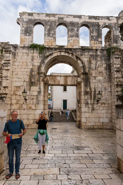 Krka Ulusal Parkı 'nda Huzurlu Nehir Şelaleleri, Hırvatistan Sonbahar Doğası