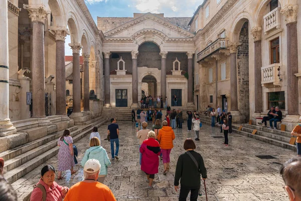 Krka Ulusal Parkı 'nda Huzurlu Nehir Şelaleleri, Hırvatistan Sonbahar Doğası