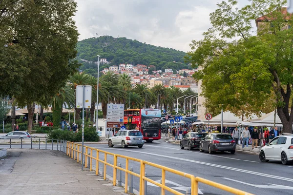 Split, Hırvatistan - 10.22.2025: Hırvatistan 'ın Split kentinde Turistlerle Şehir Sokak Sahnesi