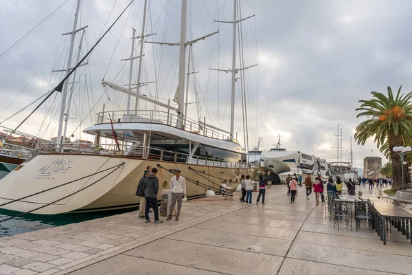 Trogir, Hırvatistan - 10.23.2025: Hırvatistan 'ın Trogir kentindeki Rıhtım Alanı' nda Lüks Yatlar Bağlandı