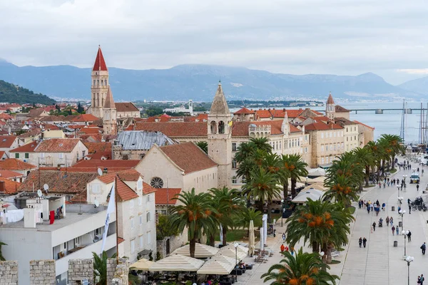 Krka Ulusal Parkı 'nda Huzurlu Nehir Şelaleleri, Hırvatistan Sonbahar Doğası