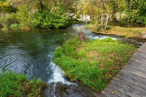 Krka, Hırvatistan - 10.23.2025: Hırvatistan 'ın Krka Ulusal Parkı' ndaki Tahta Tahta Kaldırımda Yürüyen Turistler