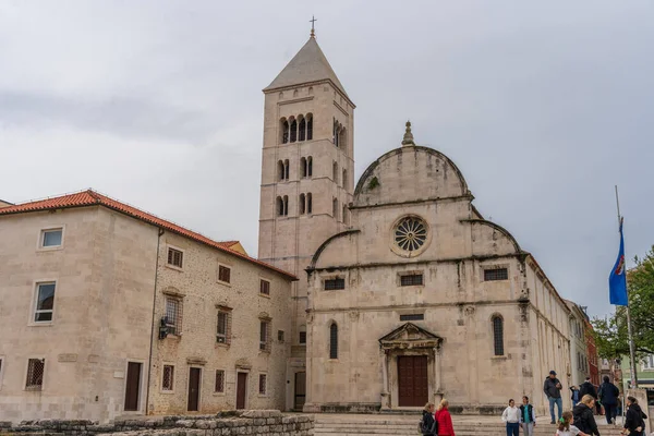 Zadar, Hırvatistan - 10.23.2025: Hırvatistan 'ın Zadar kentinde St. Donatus Kilisesi ve Roma Forumu
