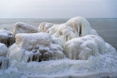 Baltık Denizi 'nde dramatik buz oluşumlarıyla kaplı Buzlu Kıyı Kayalıkları